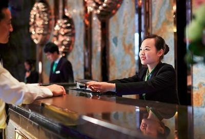 酒店前臺熬夜薪水低，為何仍有人堅(jiān)守？揭秘行業(yè)背后的吸引力